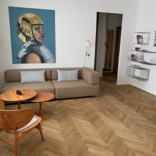 Renoveret villa med nye materialer og moderne stil