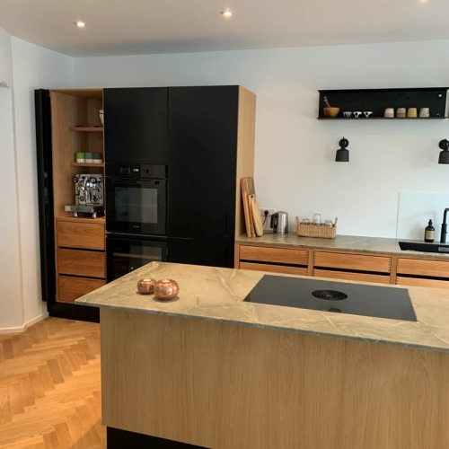 Åbent køkken-alrum efter totalrenovering af hus