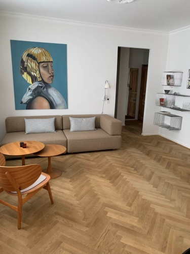 Renoveret villa med nye materialer og moderne stil