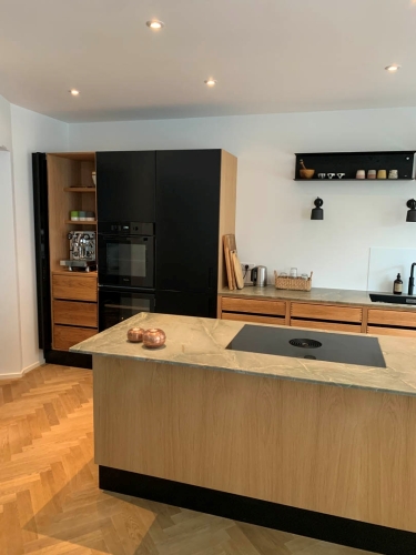 Åbent køkken-alrum efter totalrenovering af hus
